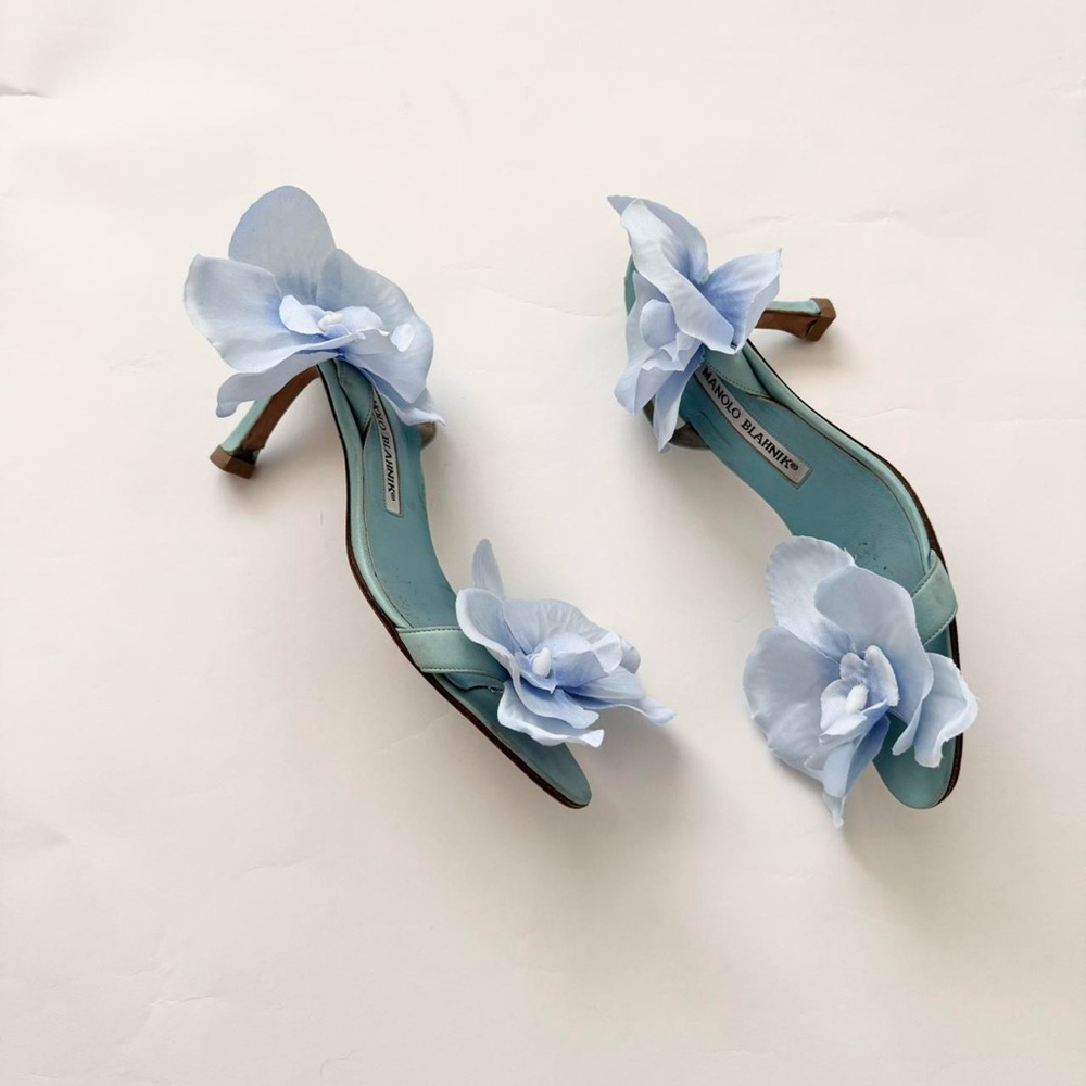 Vintage Manolo Blahnik flower kitten heels - Picture 3 of 6
